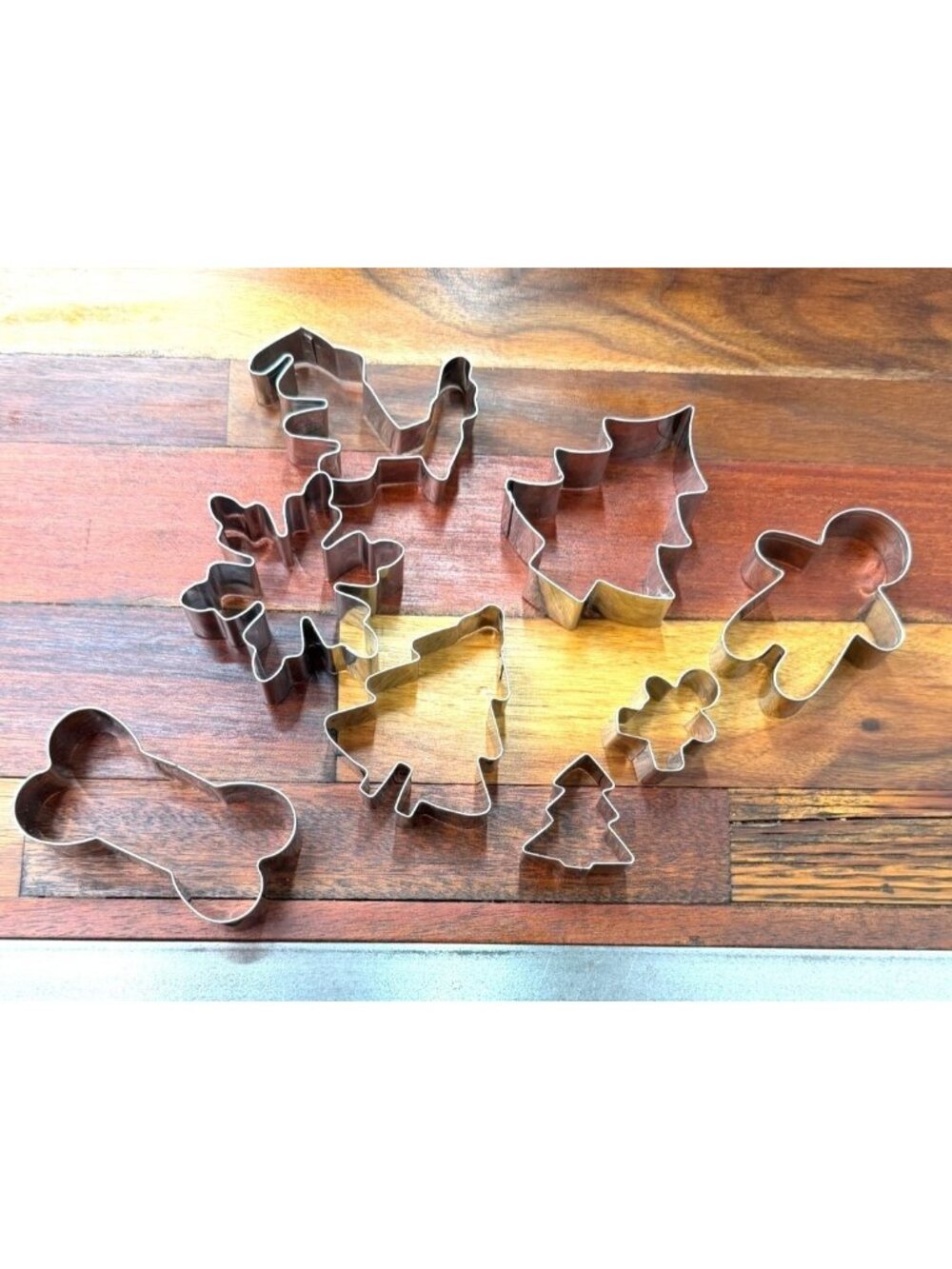 Set of 8 vintage metal cookie cutters, holiday, bakeware